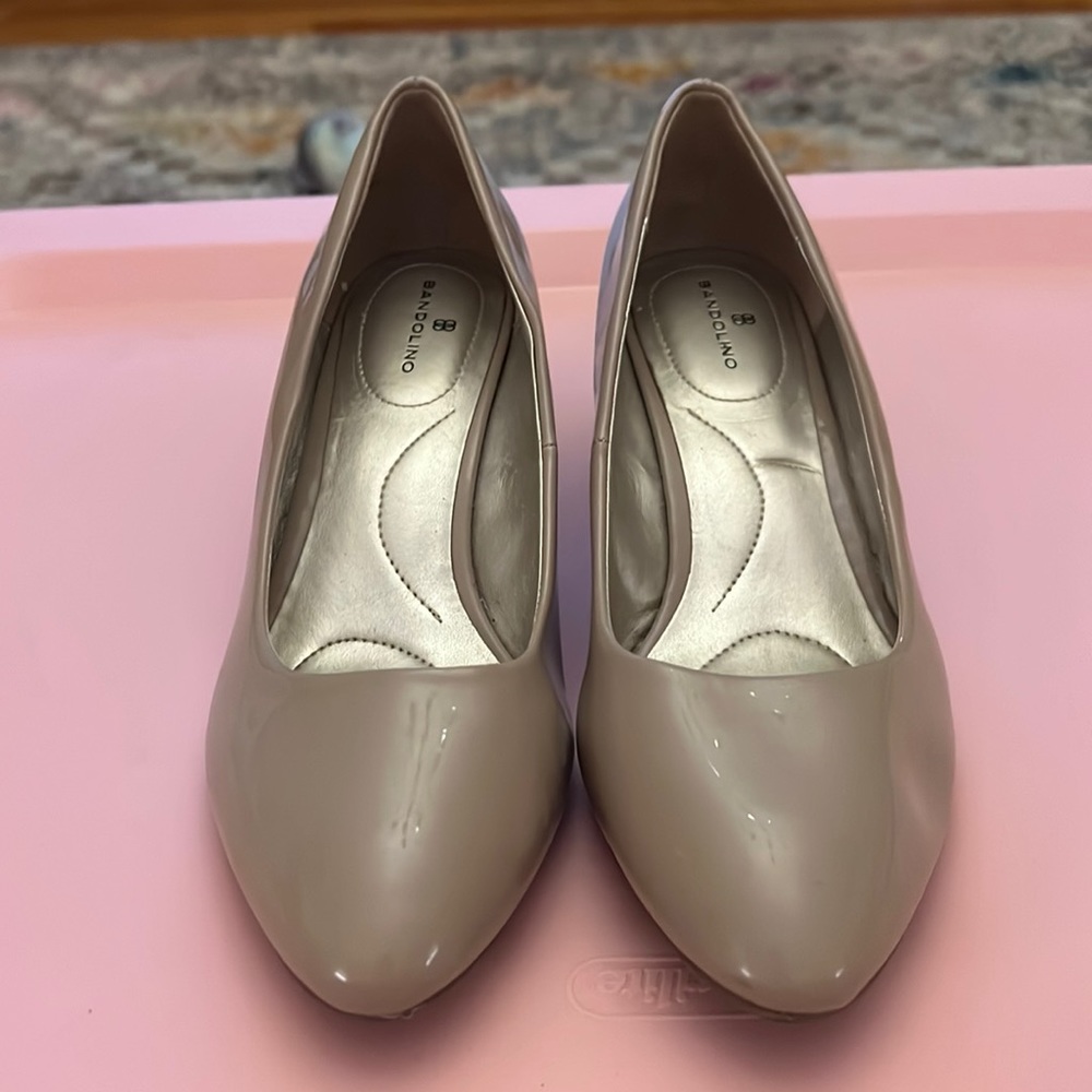 Size 7 nude Bandolino wedges.